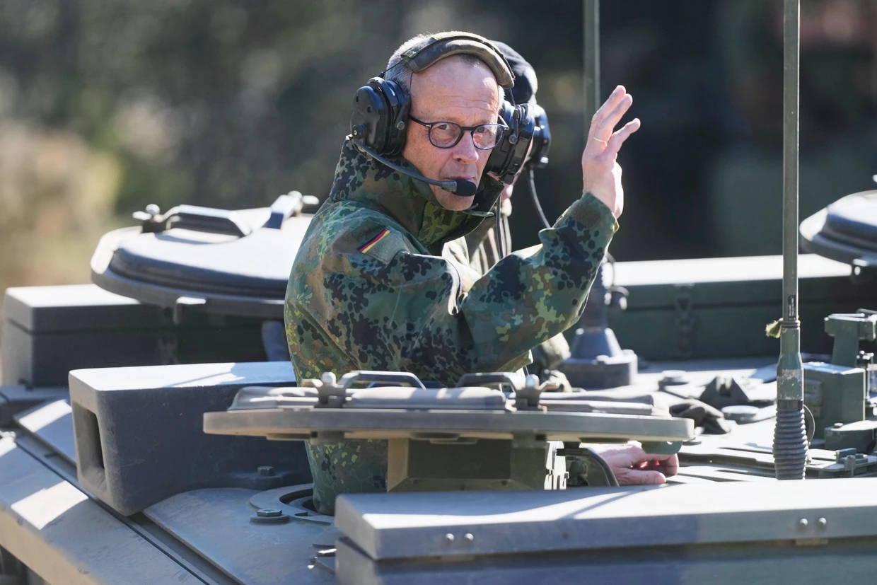 Bundeskanzler Friedrich Merz fährt im gepanzerten Kampfwagen während seines Besuchs bei der Bundeswehr in Munster am Donnerstag