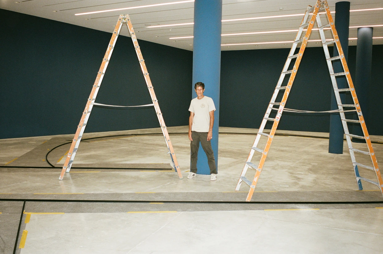 Mike Diamond im Jüdischen Museum, Aufbau von „Mishpocha“.