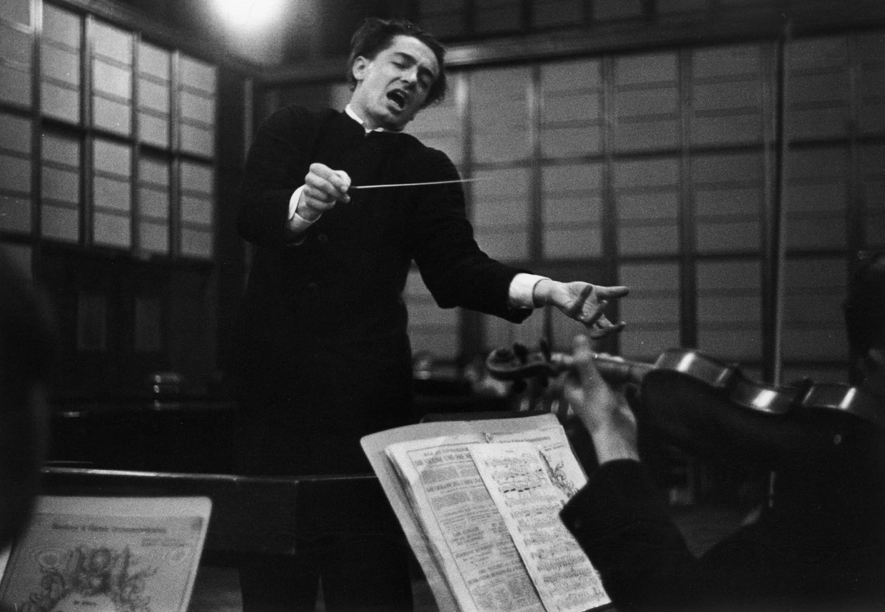 Der „Musikgott“ bei der Arbeit: Herbert von Karajan bei einem Rundfunkkonzert 1938 in Berlin