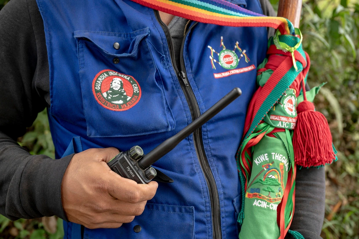 Ein Mitglied der Bürgerwehr Guardia Indígena der Nasa mit seinem traditionellen Stab