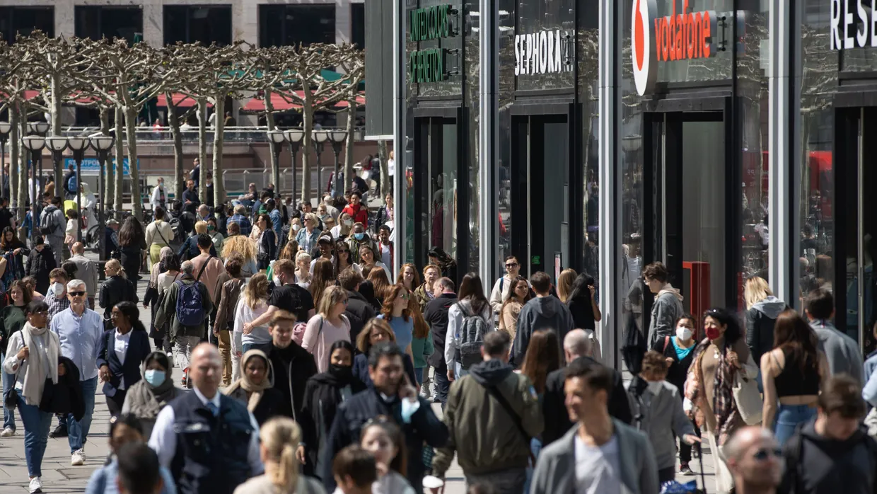 Jeder wie er mag: In der Frankfurter Innenstadt tragen am Dienstag einige Menschen Maske, andere tragen keine mehr.