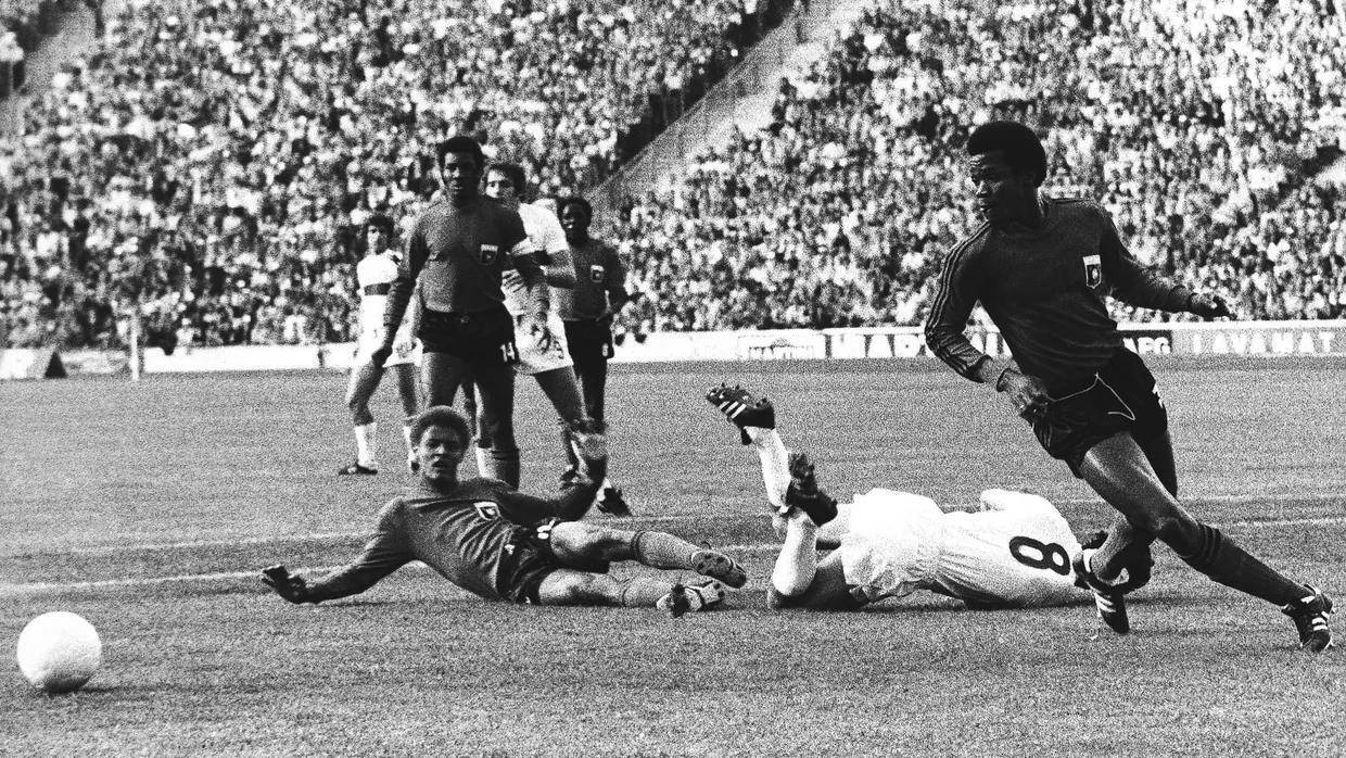 Haitis Ernst Jean-Jospeh (links am Boden liegend) im Match gegen Italien in München.