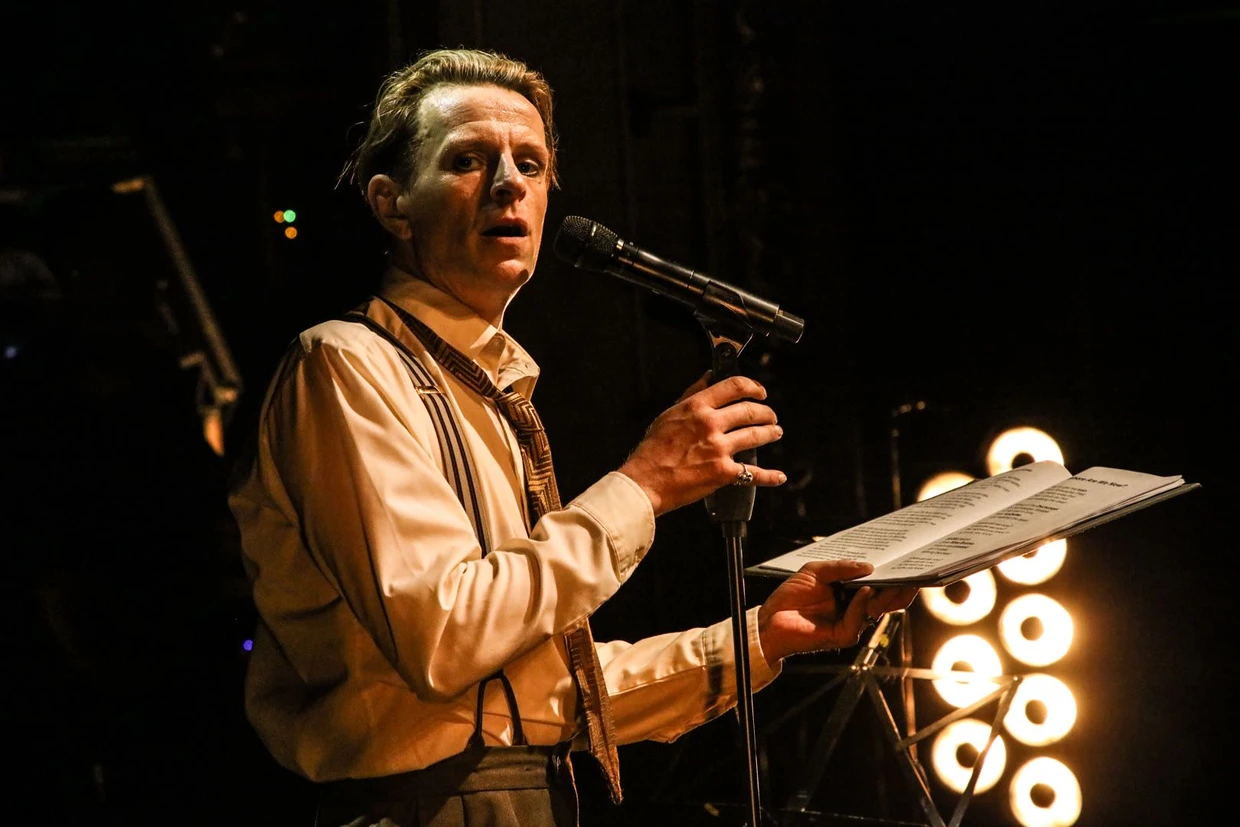 Der Rockstar als Bücherwurm: Alexander Scheer liest aus David Bowies Lieblinsgbüchern.