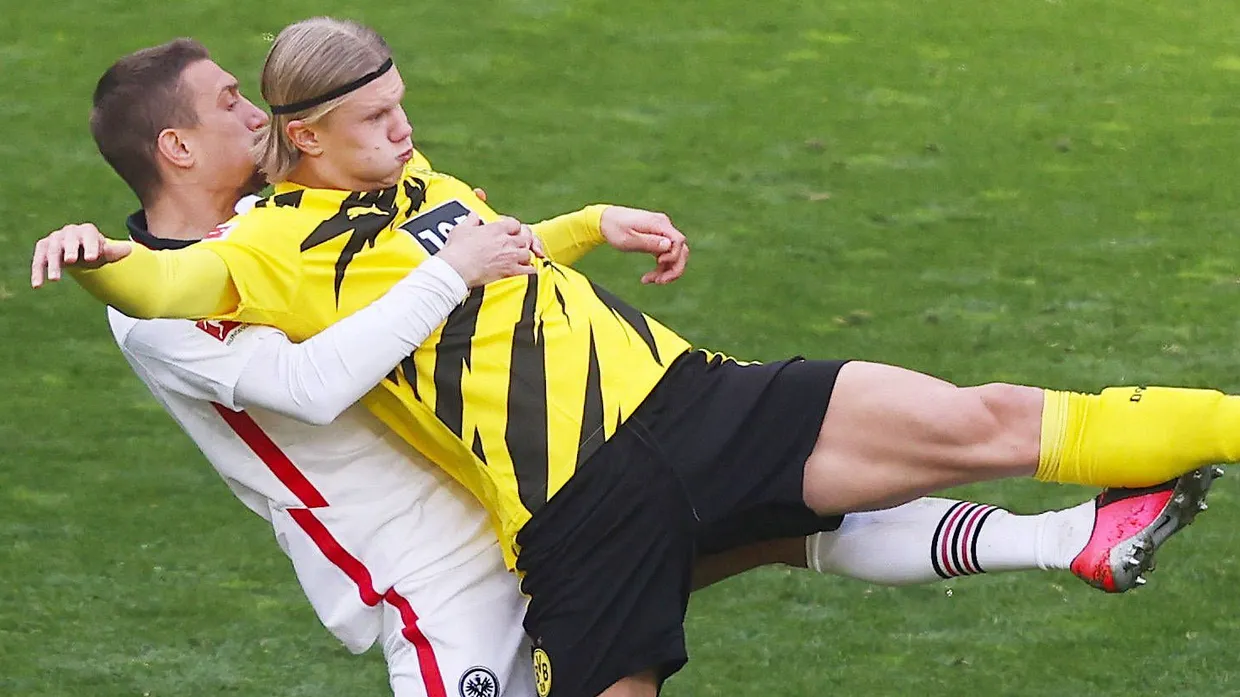 Dortmund und Frankfurt schenkten sich nichts in ihrem Duell: Ilsanker hat Haaland im Griff.