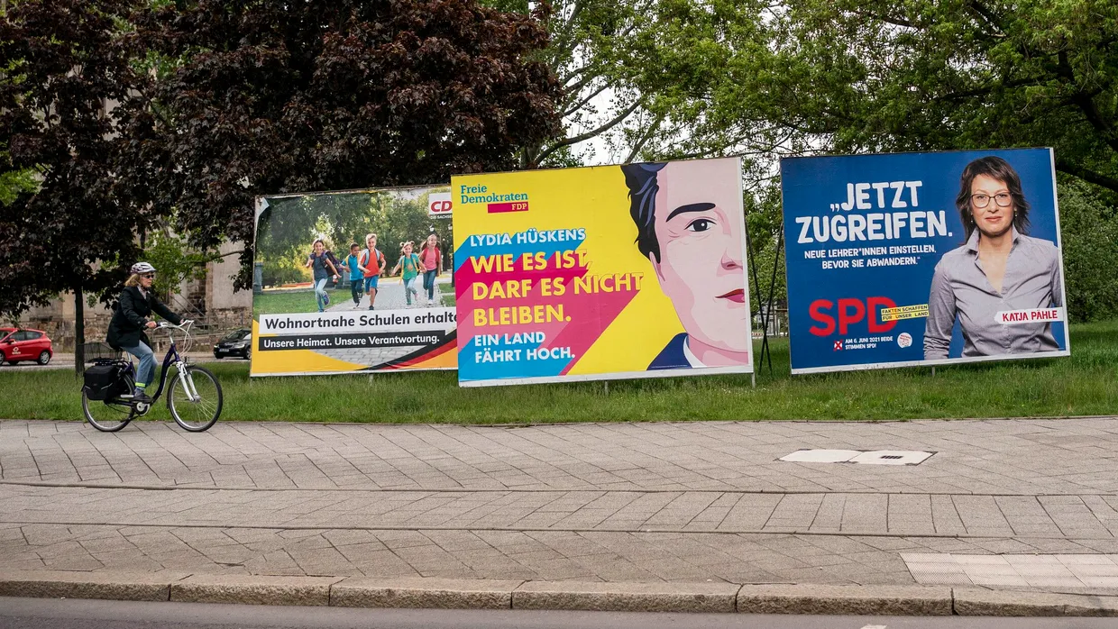 Welche Bündnisse könnten zustande kommen? Wahlplakate für die Landtagswahl in Sachsen-Anhalt Mitte Mai in der Magdeburger Innenstadt