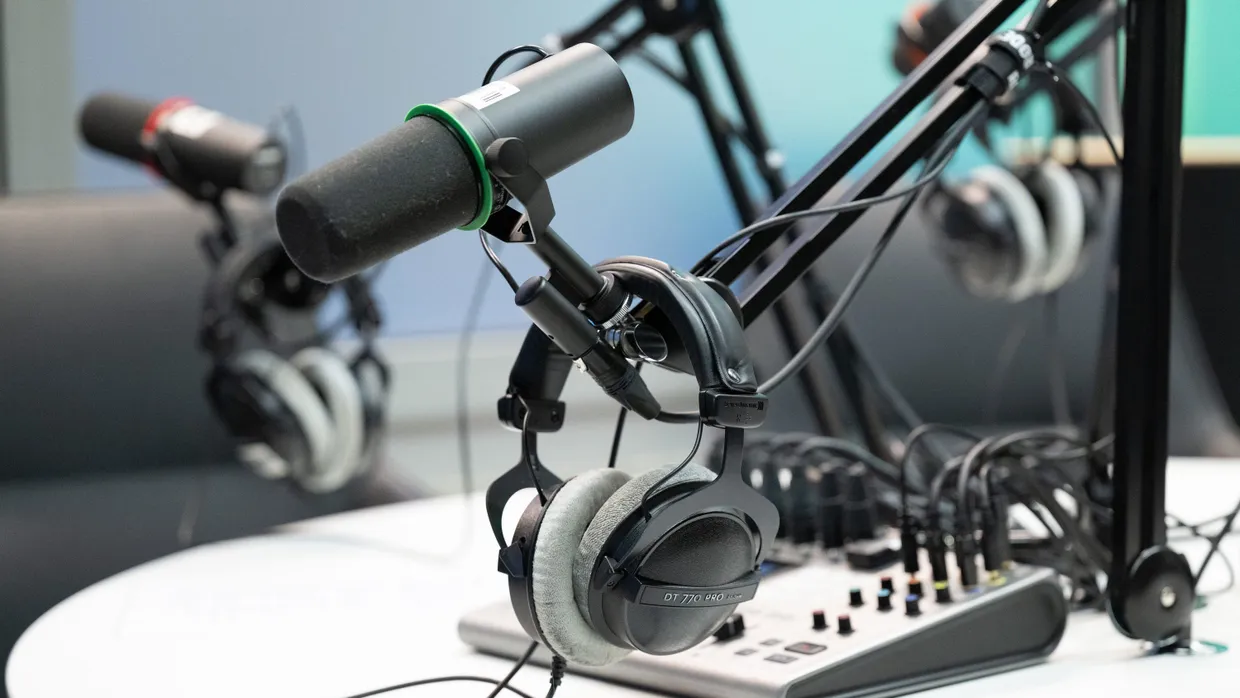 Pause vor dem Mikro und der Preisvergabe: Der Deutsche Preis für Audiostories setzt in diesem Jahr aus.