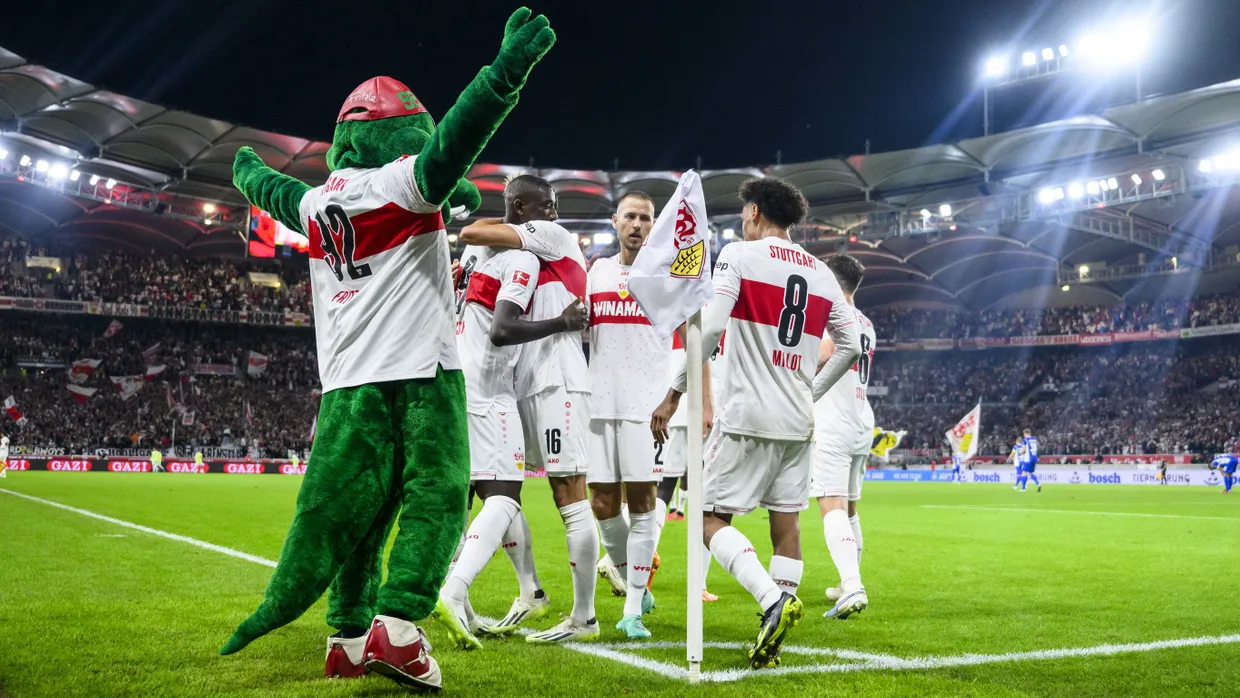 Auch das Maskottchen „Fritzle“ jubelt mit: Der VfB Stuttgart besiegt Darmstadt 98 in der Bundesliga.