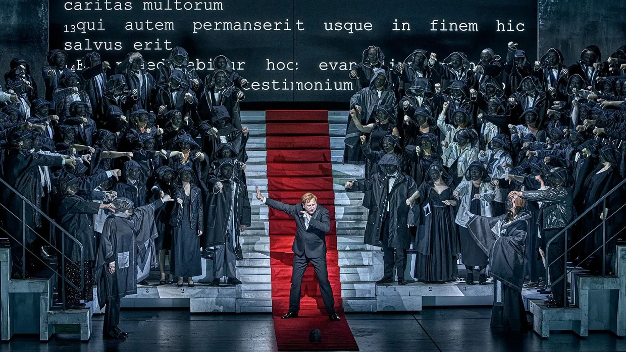 Rienzi (Andreas Schager) sorgt beim Volk Roms (Chor der Bayreuther Festspiele) dafür, dass aus aus dem „Daumen runter“ ein „Daumen hoch“ wird.