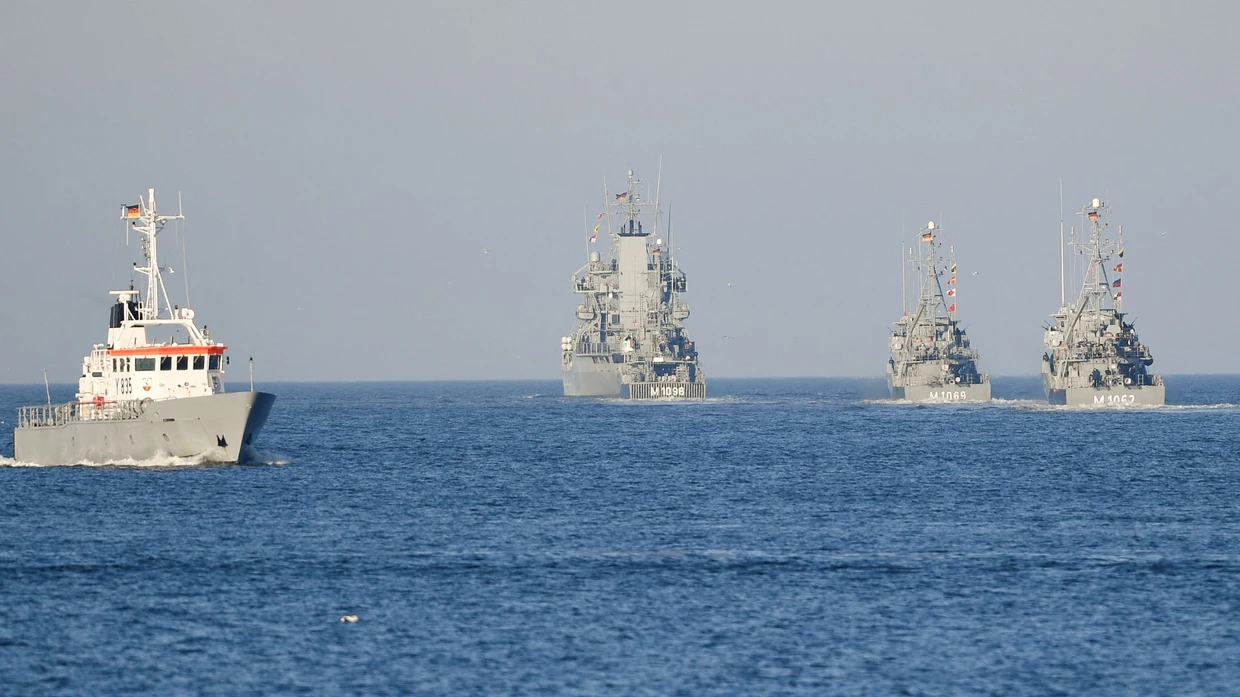 Schiffe der Deutschen Marine verlassen im Februar 2022 einen Hafen in Kiel, um das NATO-Kontingent in der Ostsee zu verstärken.