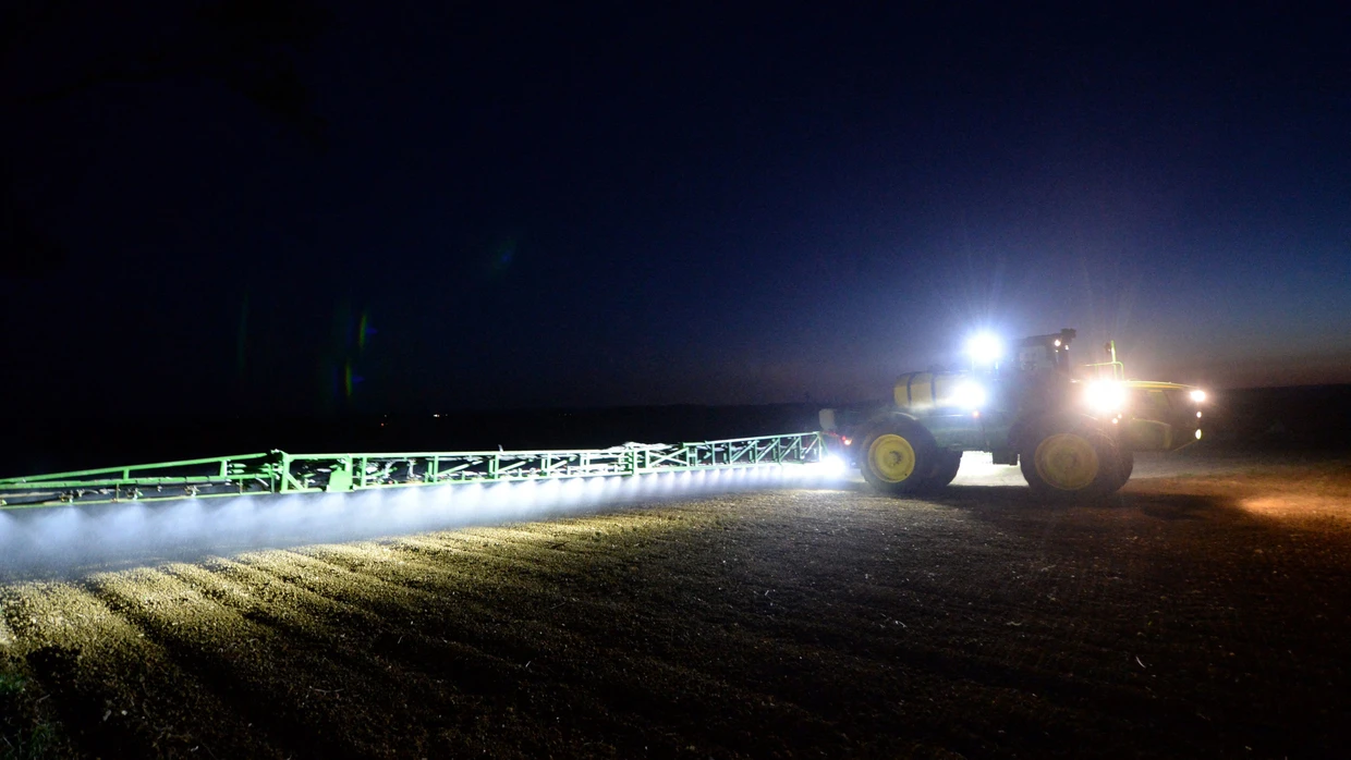 Ein Landwirt bringt Glyphosat aus.
