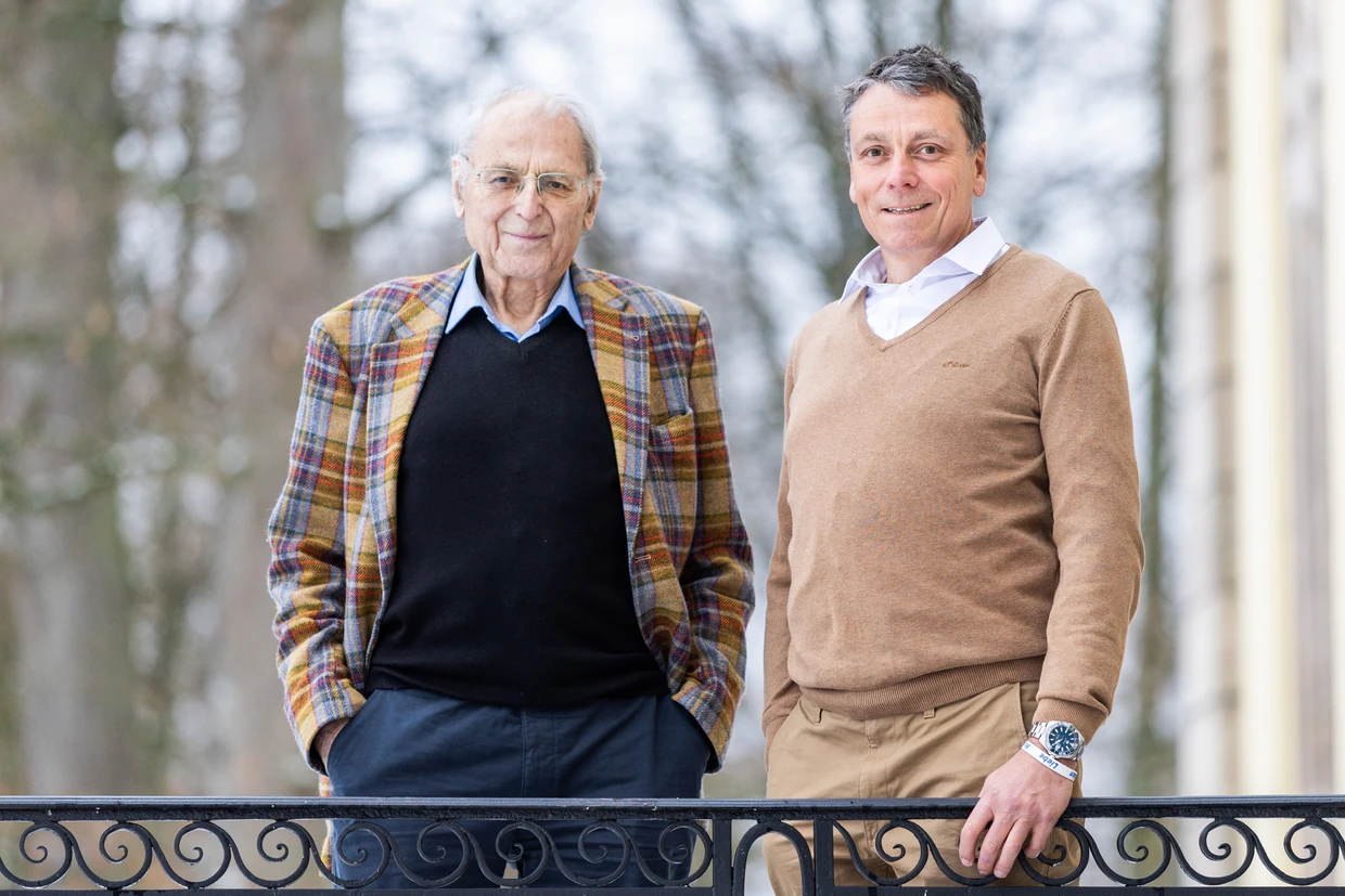 Die Ärzte Jürgen (links) und Martin von Rosen vor ihrer Schlosspark-Klinik in Gersfeld.