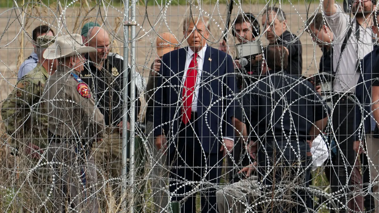 Der zukünftige US-Präsident Donald Trump steht an der Grenze zu Mexiko im Februar 2024.