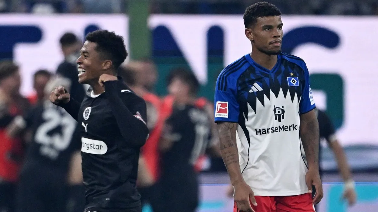 Während St. Paulis Spieler das 2:0 bejubeln, wirkt HSV-Spieler Ransford-Yeboah Konigsdorffer resigniert.