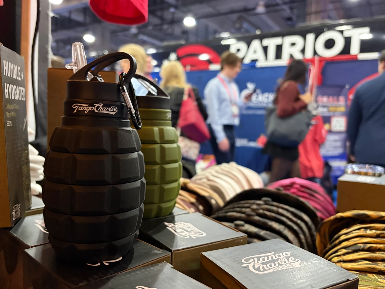 Trinkflaschen in Handgranatenform im März auf der CPAC in Texas
