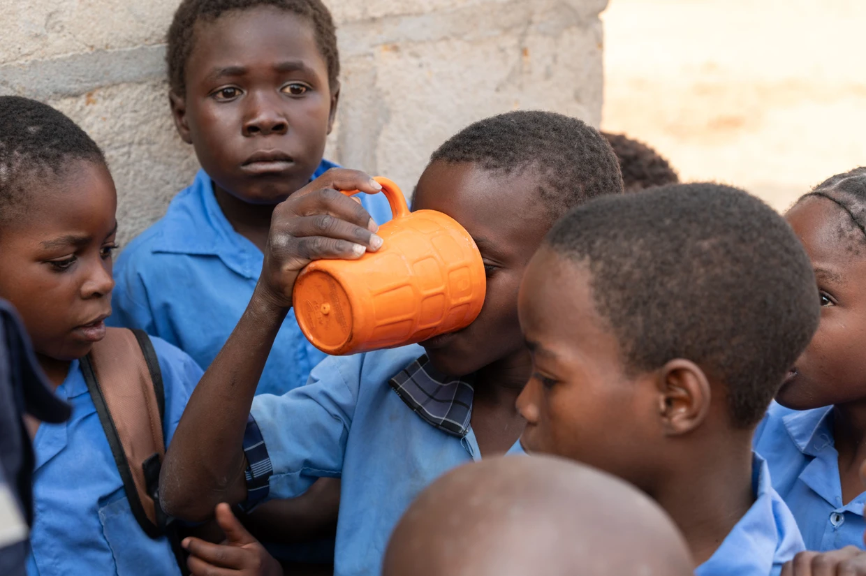 Die Bbendele Primary School hat keinen Wasseranschluss. Die Kinder schleppen die Wasserkanister selbst zur Schule, um sich mit dem Nötigsten zu versorgen.
