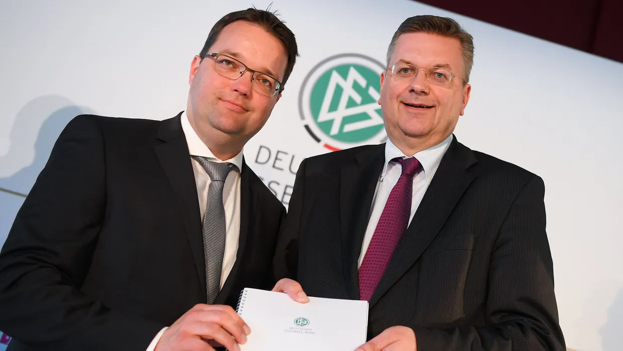 Zahlenwerk: DFB-Präsident Grindel (rechts) und Schatzmeister Osnabrügge.