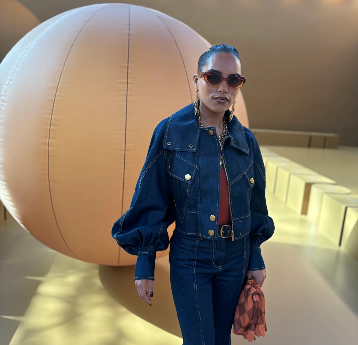 Auch für unsere Breitengrade: Schauspielerin Saffron Hocking trägt Zimmermann-Jeans.