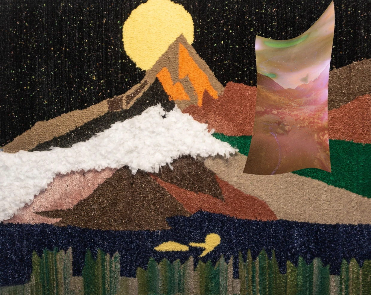  Malika Sqallis Arbeit „Les femmes sont lunaires“ aus Wolle und Fallschirmseide, 2025, Preis auf Anfrage bei der MCC Gallery