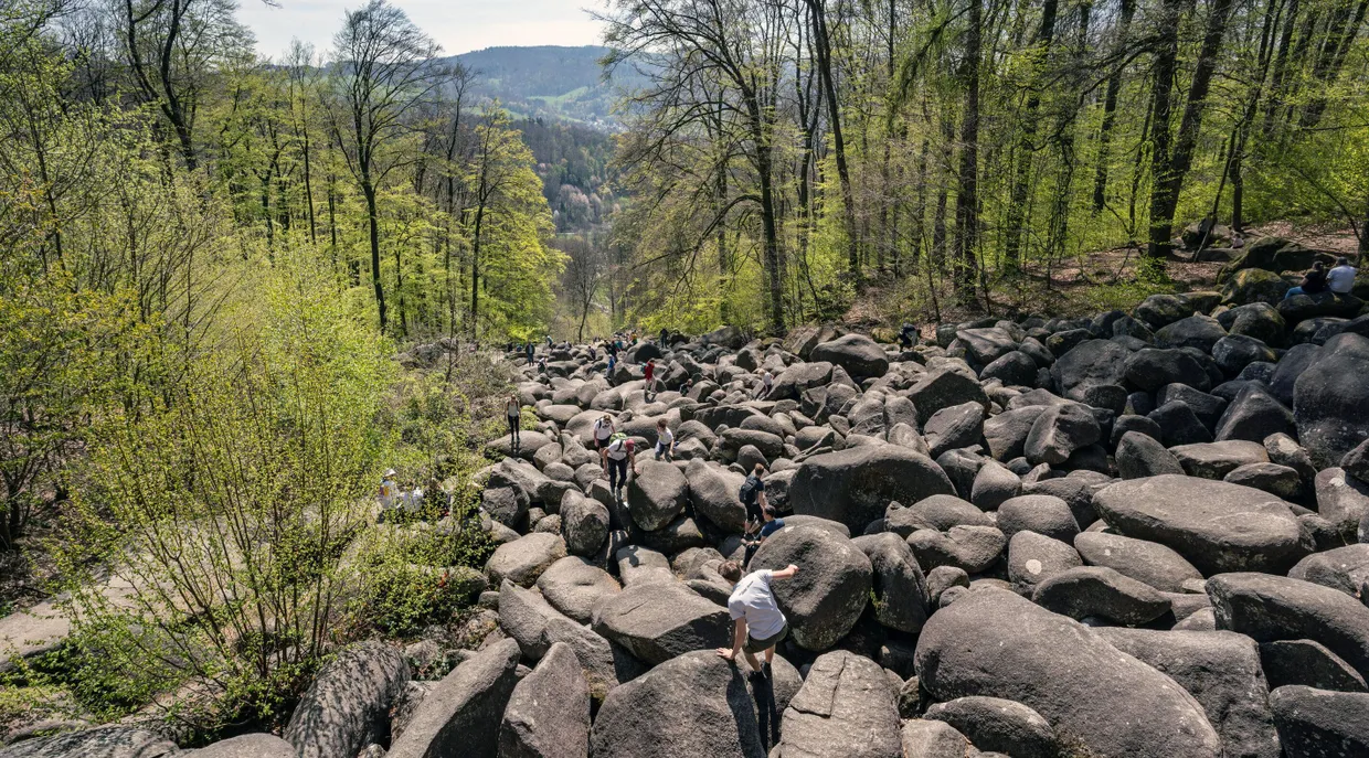 Ignoranten: Besucher klettern unerlaubt über die Steine des Felsenmeers.