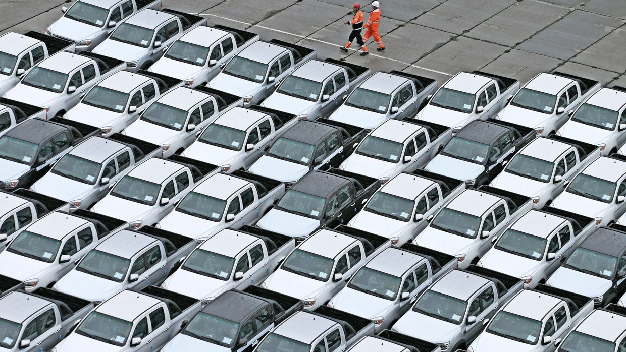 Chinesische Autos für Russland: Importwagen im Hafen von Wladiwostok