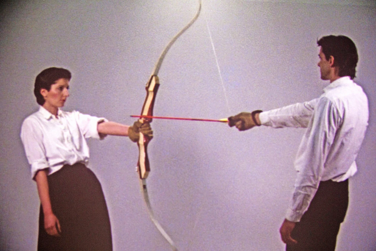 Pfeil und Bogen waren keine Attrappen: Marina Abramović 1980 mit ihrem Partner Ulay in einer lebensgefährlichen Performance Foto Mauritius/Marina Abramovic Archives /VG Bild-Kunst, Bonn 2026