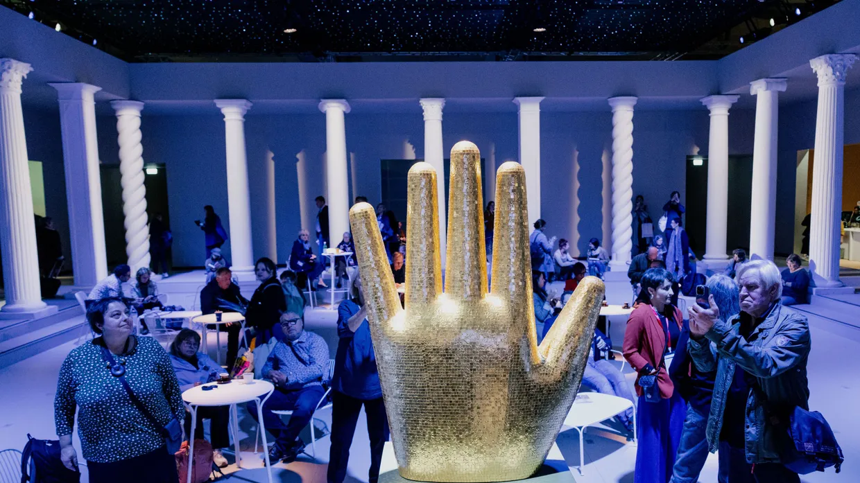Der italienische Pavillon mit einem Kunstwerk von Alessandro Mendini
