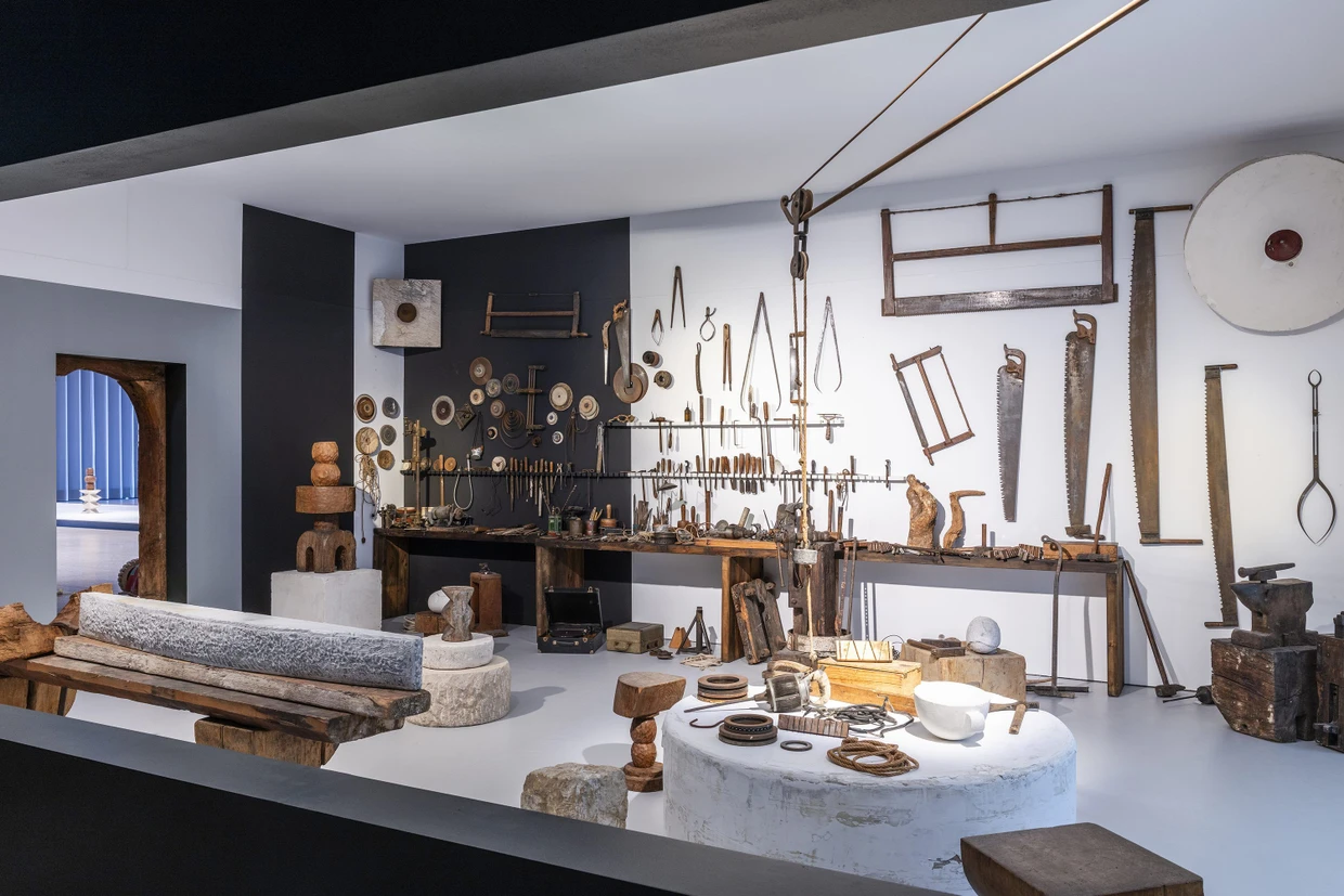 Archaic tools, but also a gramophone and modern technology: the reconstruction of Brancusi's famous Montparnasse studio in Berlin.