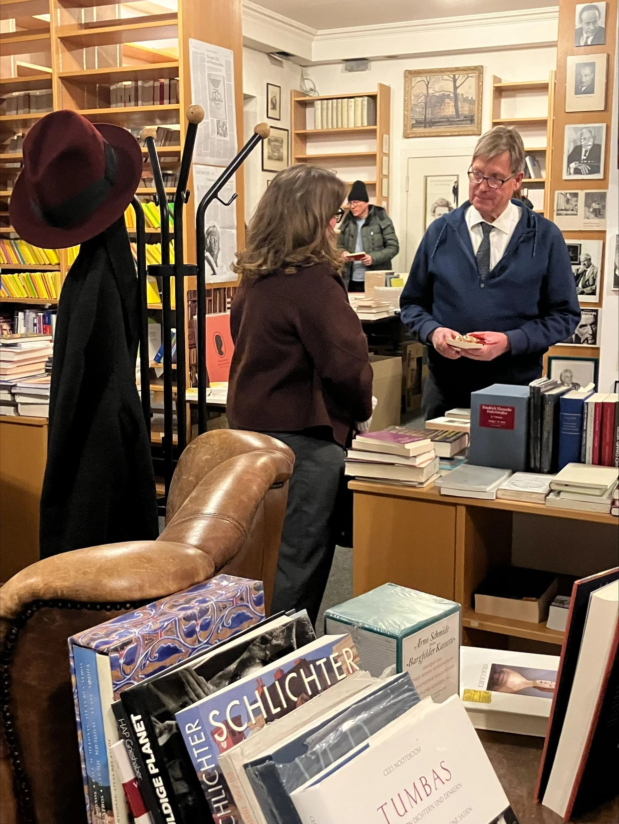 Eine Kundin verabschiedet sich von Willi