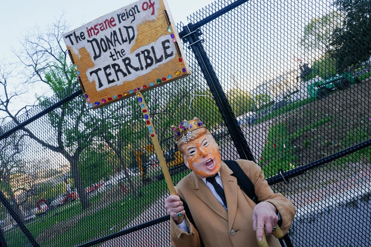 Der Witz der Gegner kann mit dem Original kaum mithalten. Vor „Donald dem Schrecklichen“ warnte ein Demonstrant am 7. April 2026 vor dem Weißen Haus.