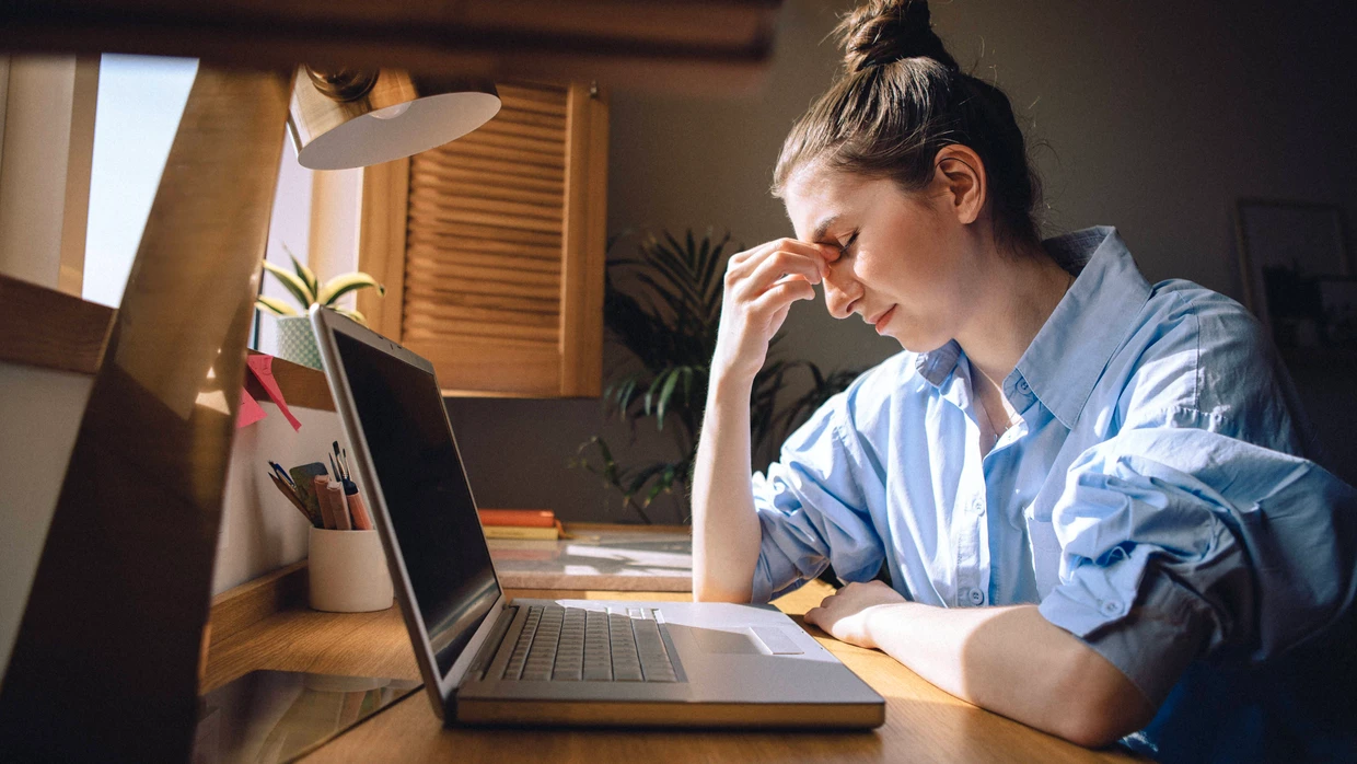 Draußen scheint die Sonne, trotzdem macht sich eine bleierne Müdigkeit breit.
