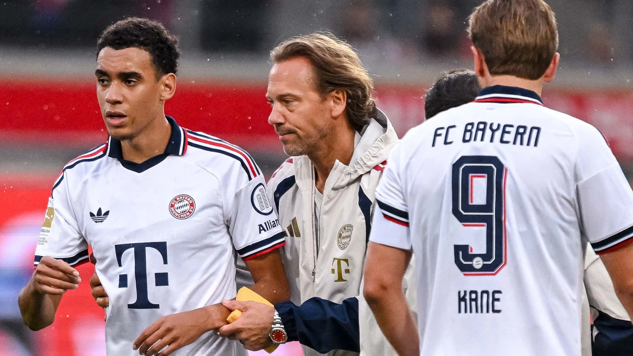 Absence als Ursache für Zusammenbrüche: Jamal Musiala (links) verlässt den Platz unter Begleitung.