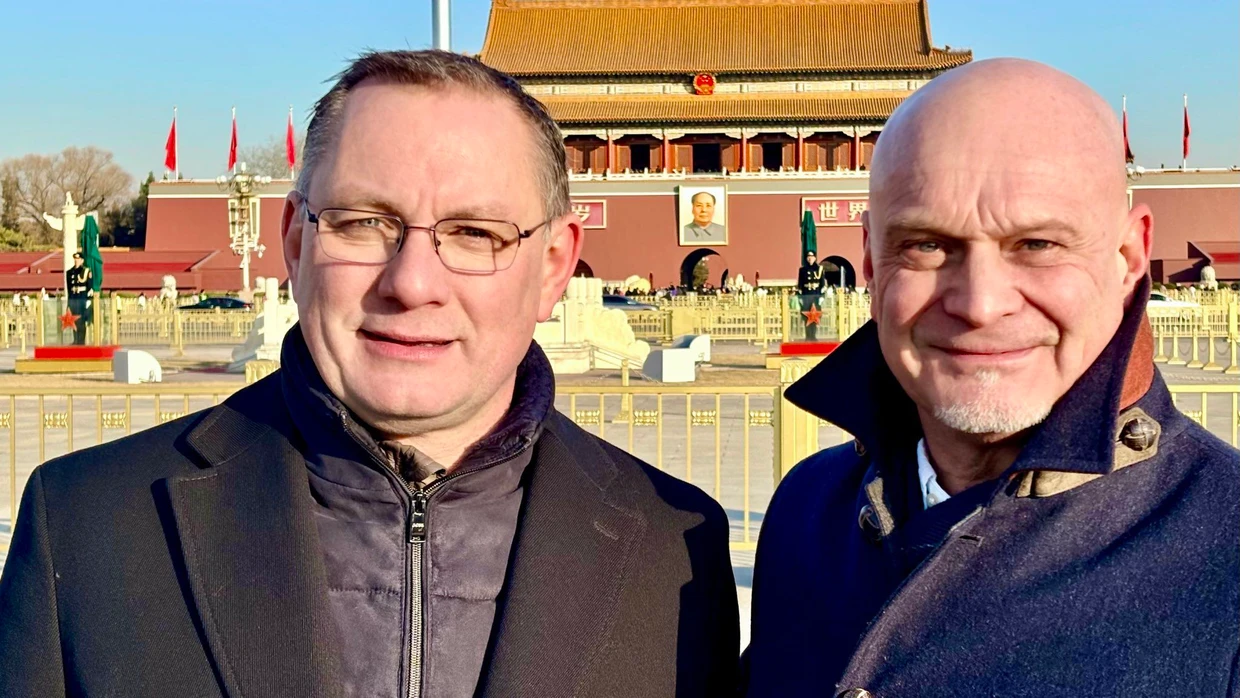 „Mit offenen Armen empfangen“: Tino Chrupalla und sein Parteikollege Enrico Komning auf einem Foto, das Chrupalla am 11. Januar auf X gepostet hat.