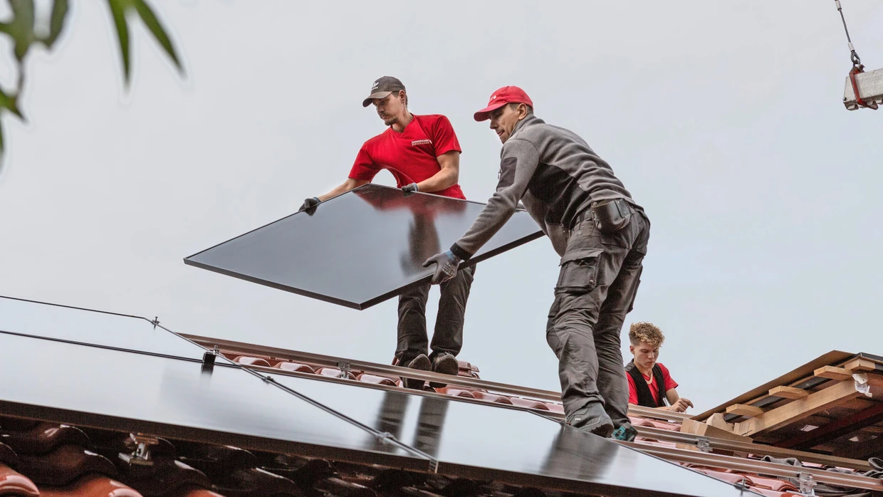 Some subsidies are only available for climate-friendly construction: roofers screw on a photovoltaic system.