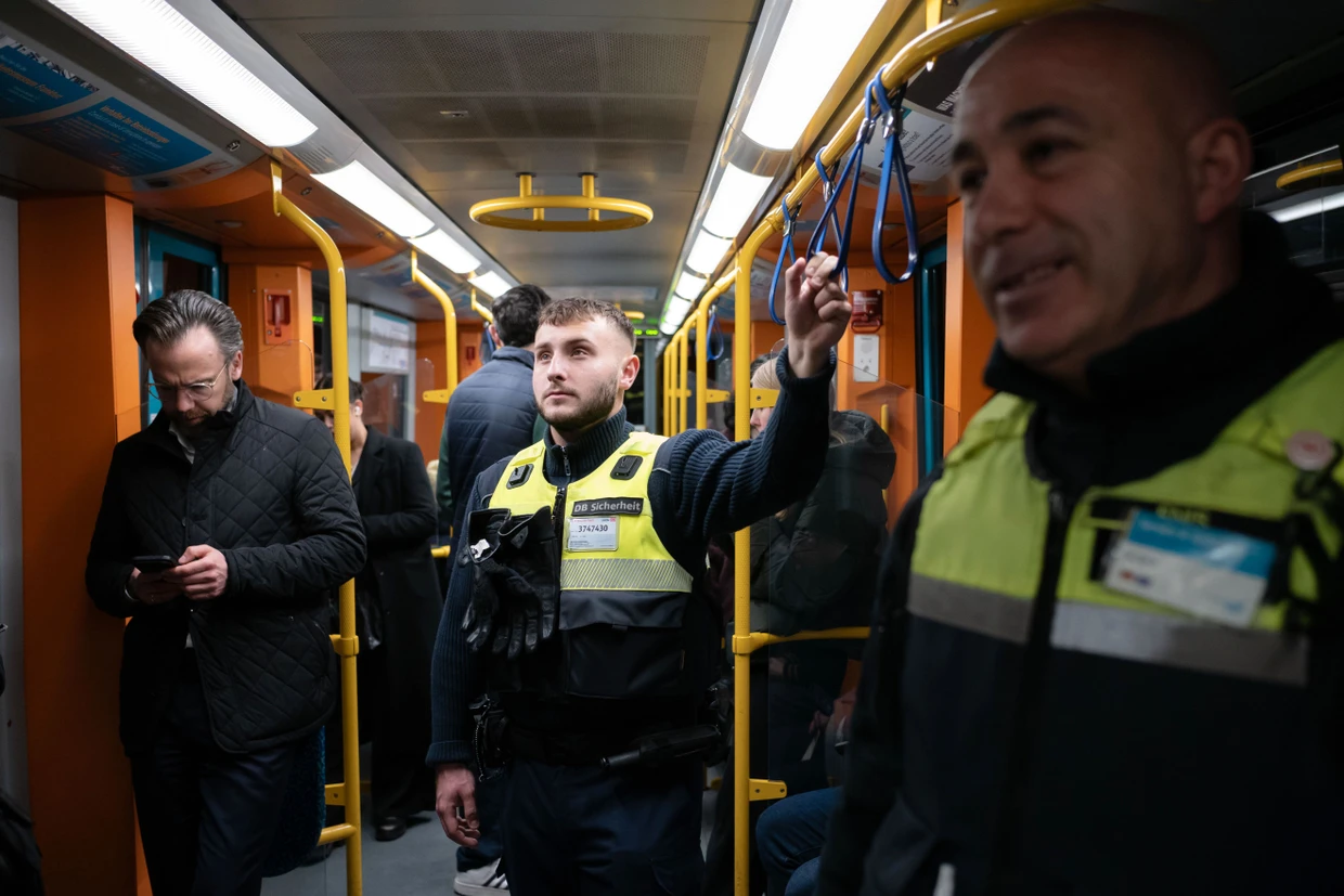 Mitarbeiter der DB Sicherheit und der VGF Sicherheit in einer Frankfurter U-Bahn.
