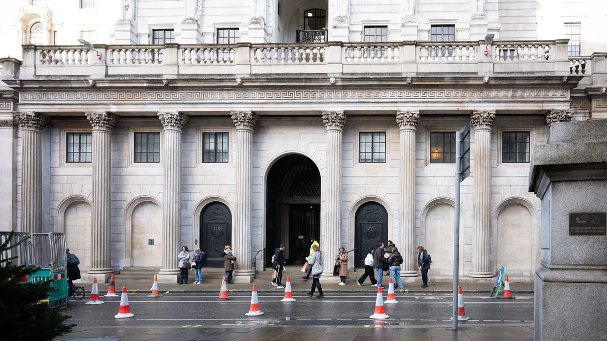 Die Bank of England lässt die Zinsen unverändert, möchte aber ihre Anleihebestände nicht mehr so schnell reduzieren.