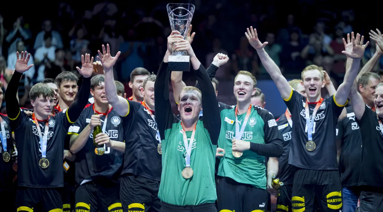 Jubel mit WM-Pokal: Die deutschen Handball-Junioren schlagen Ungarn im Finale und sind Weltmeister.