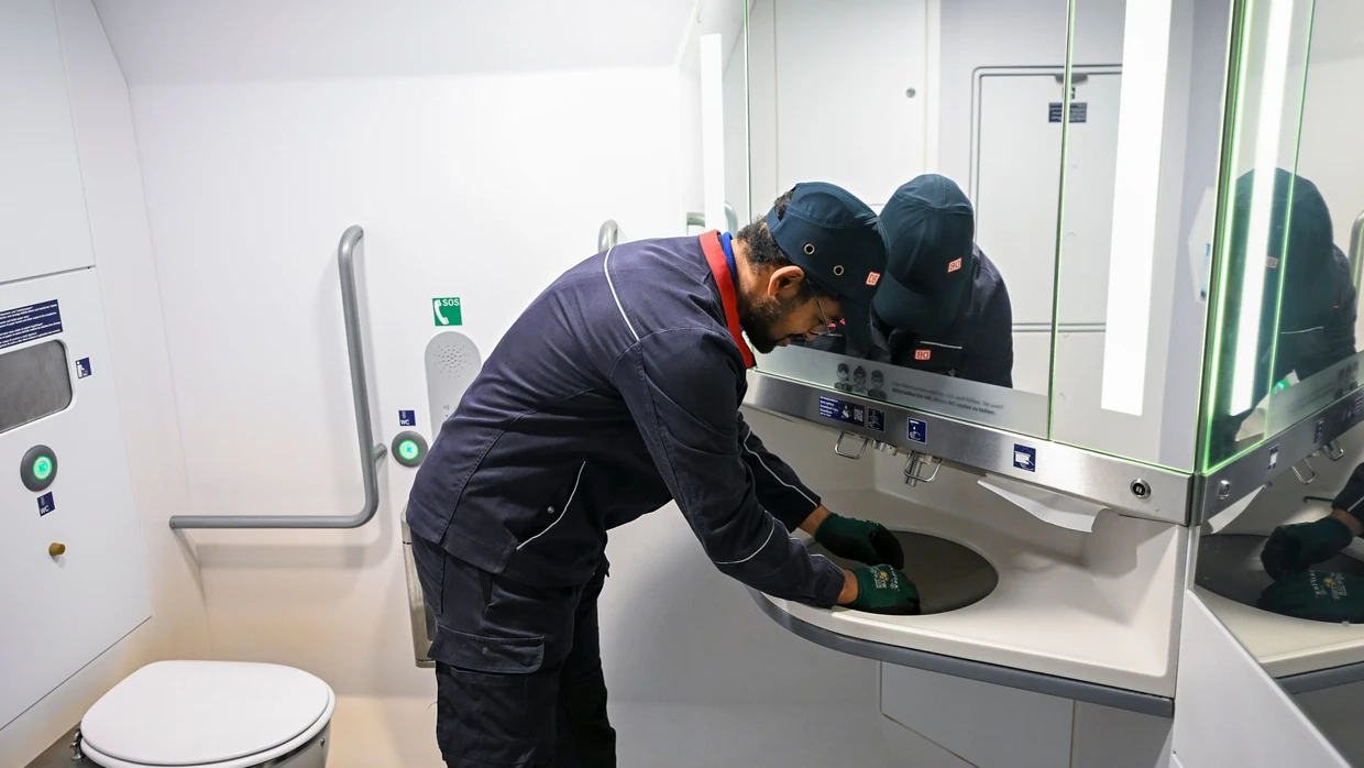 Ein Handwerker beseitigt im Bahn-Betriebswerk Berlin-Rummelsburg eine Verstopfung im Waschbecken einer ICE-Toilette.