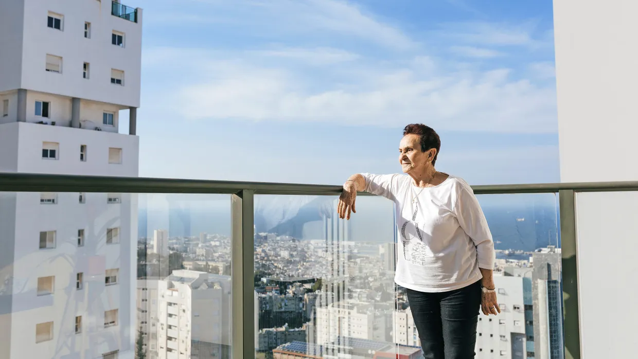 „Es gibt keinen Alltag mehr, das öffentliche Leben ist wie ausgelöscht“: Rachel Hanan – hier auf einem Bild von 2019 – auf ihrem Balkon mit Blick über Haifa.