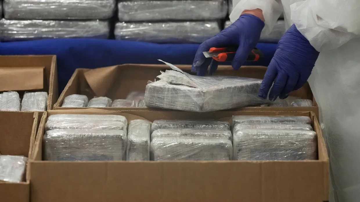 Ermittlungserfolg: Die Polizei in Portugal zeigt im Mai ein beschlagnahmtes Paket mit Kokain.
