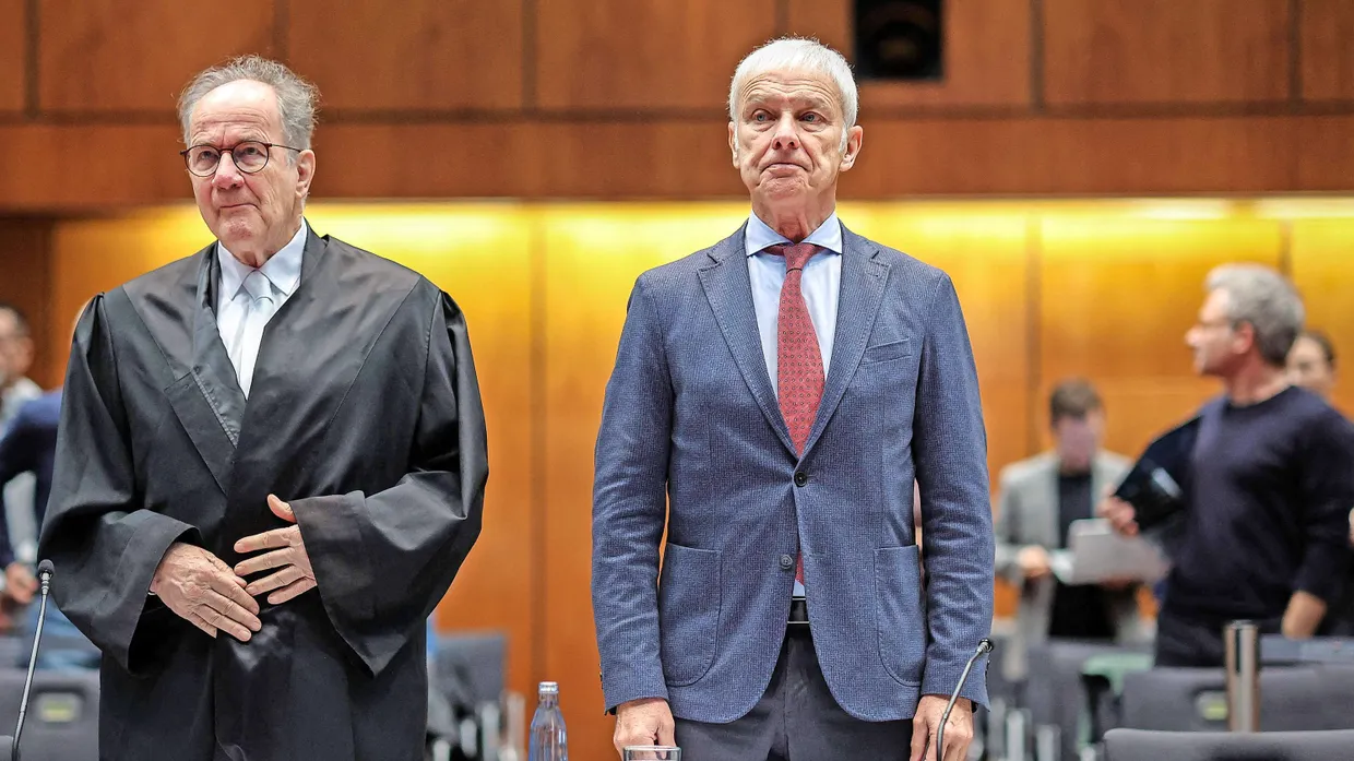 Der ehemalige Volkswagen-Chef Matthias Müller und sein Rechtsanwalt Eberhard Kempf (links)