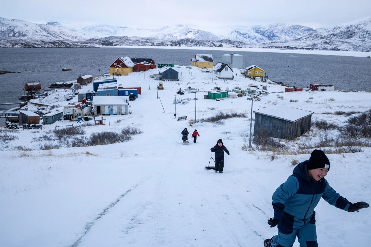 In der Schulpause gehen sie Schlitten fahren.