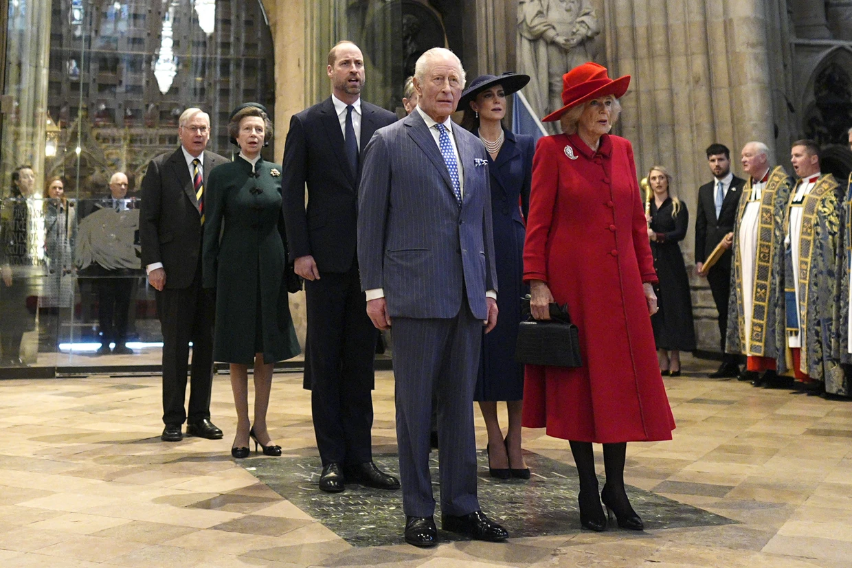 Zeigen Geschlossenheit: Charles III., Camilla, William, Catherine sowie Prinzessin Anne und ihr Mann Timothy Laurence besuchen den Gottesdienst anlässlich des Commonwealth-Tages in der Westminster-Abtei in London.