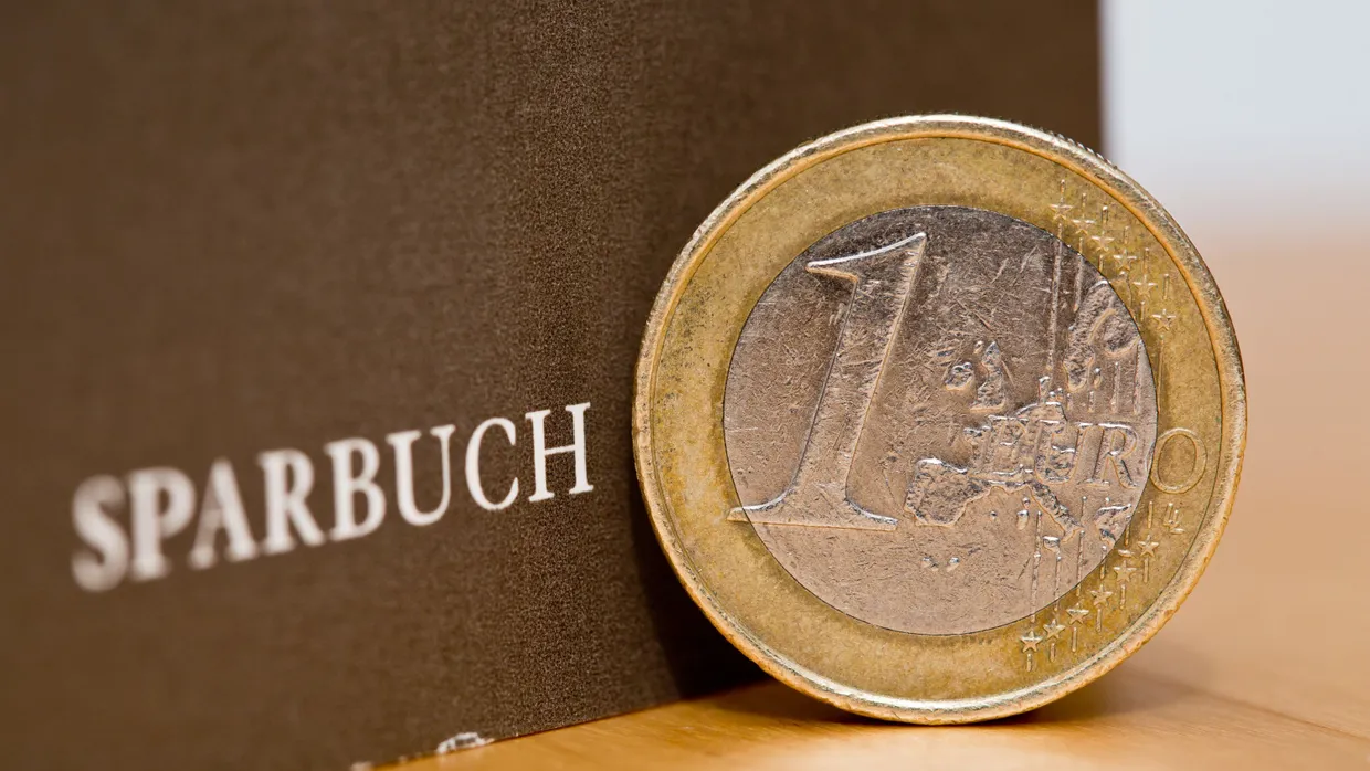 Soll Geld bringen, nicht Geld kosten: Das traditionelle deutsche Sparbuch