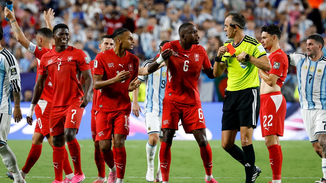Der Schweizer Breel Embolo sah im WM-Viertelfinale gegen Argentinien wegen einer Schwalbe die Gelb-Rote Karte.