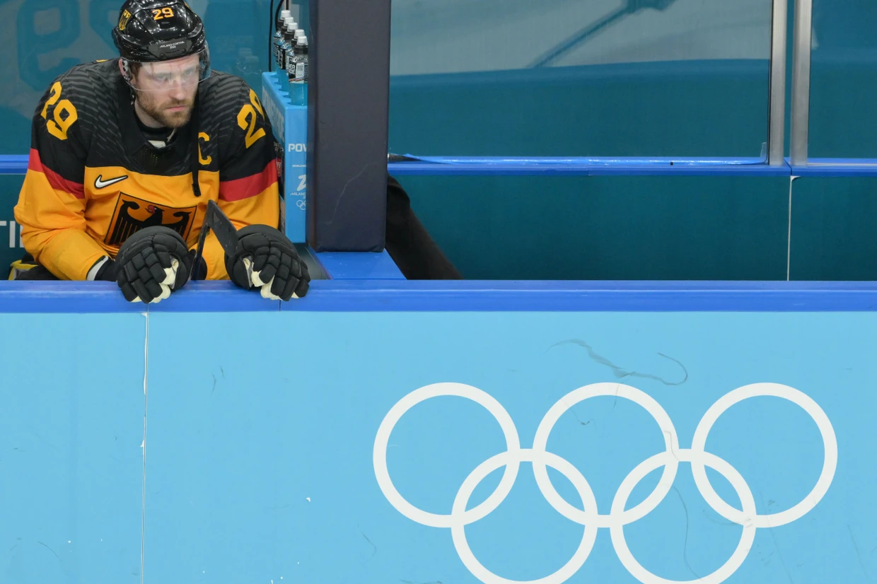 Das war's mit „Once-in-a-lifetime“: Draisaitl beobachtet das 2:6 seiner Mannschaft.