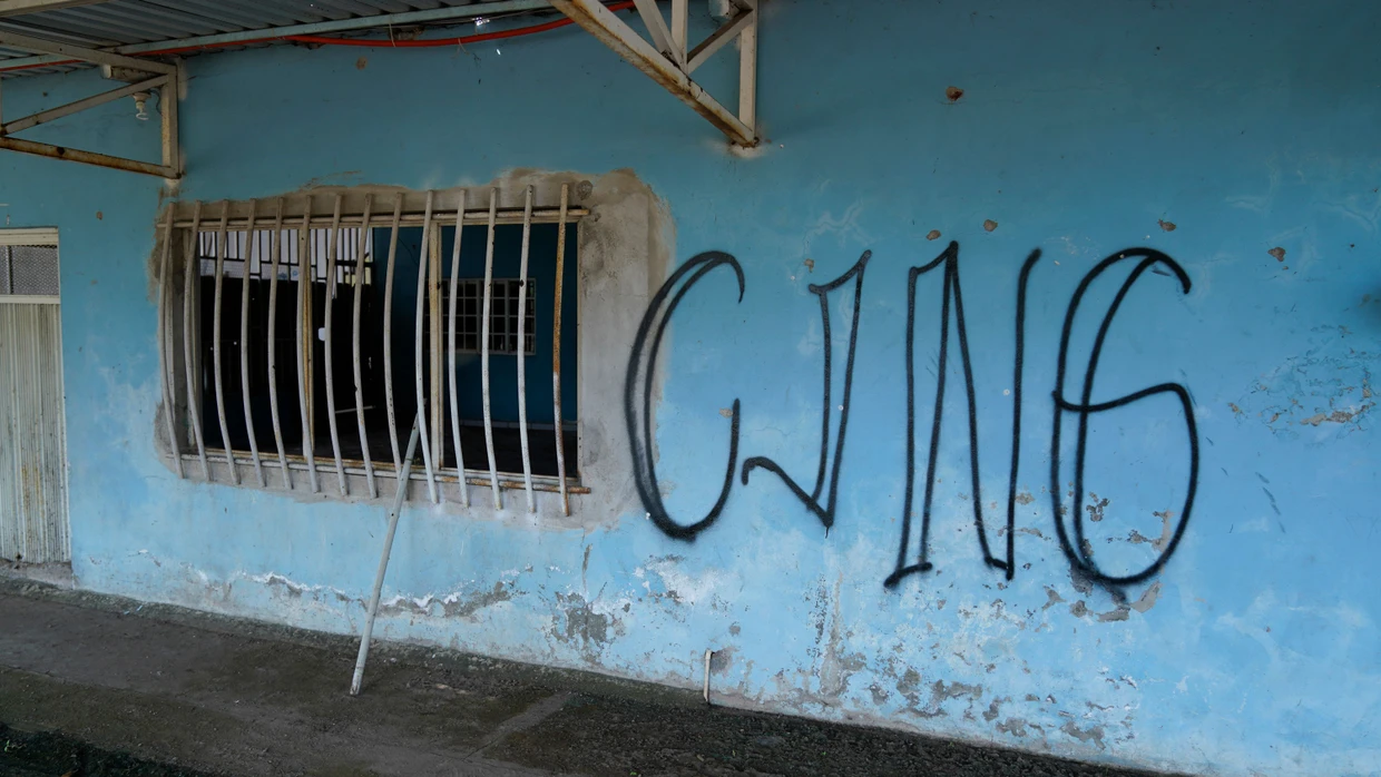 Die Buchstaben "CJNG" für den offiziellen Namen der Gruppe «Jalisco New Generation Cartel» bedecken die Fassade eines verlassenen Hauses in El Limoncito im mexikanischen Bundesstaat Michoacan.