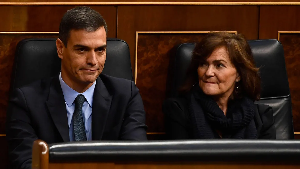 Betretene Mienen: Pedro Sanchez am Mittwoch mit Gleichstellungsministerin Carmen Calvo im Parlament in Madrid