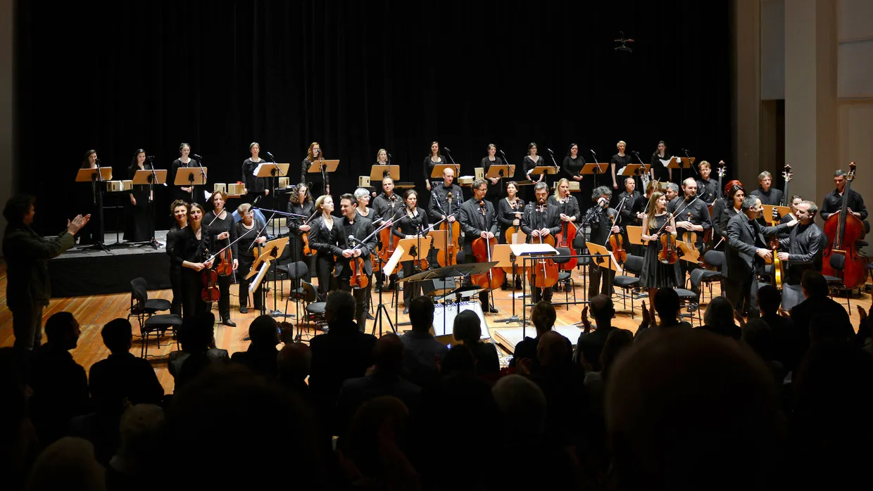 Die Dresdner Sinfoniker bei der Aufführung des Konzertprojekts „Aghet“ im Schauspielhaus Hellerau in Dresden, im April 2016.