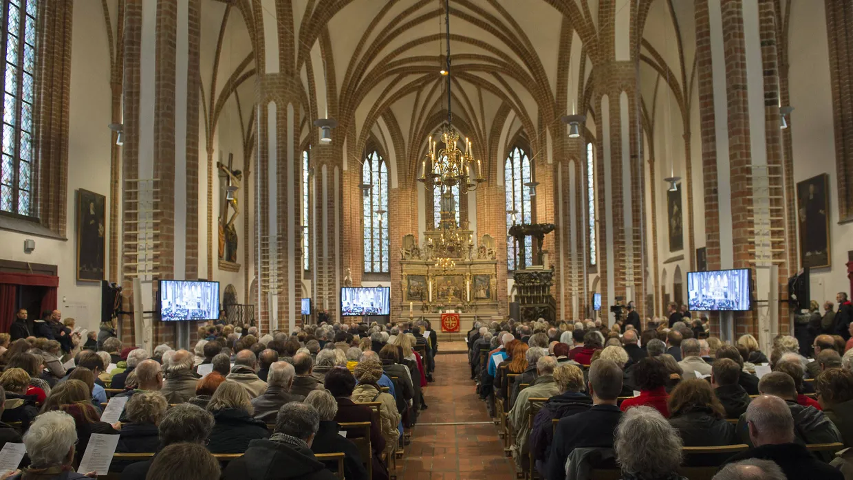 An Feiertagen noch gut besucht: Gläubige beim zentralen Reformationsgottesdienst für Berlin in der Nikolaikirche in Spandau.