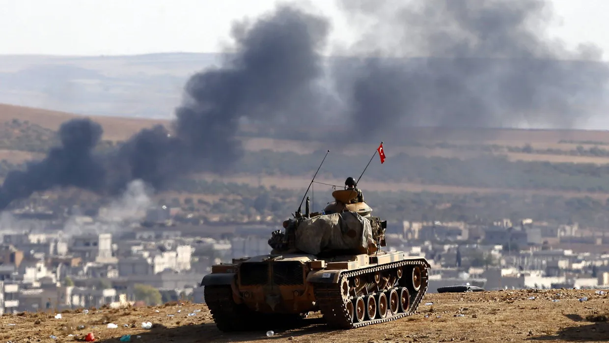 Türkische Soldaten beobachten die Kämpfe um Kobane